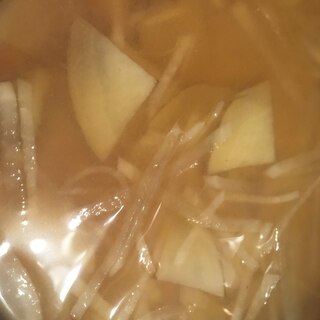 大根と薄切りジャガイモの味噌汁